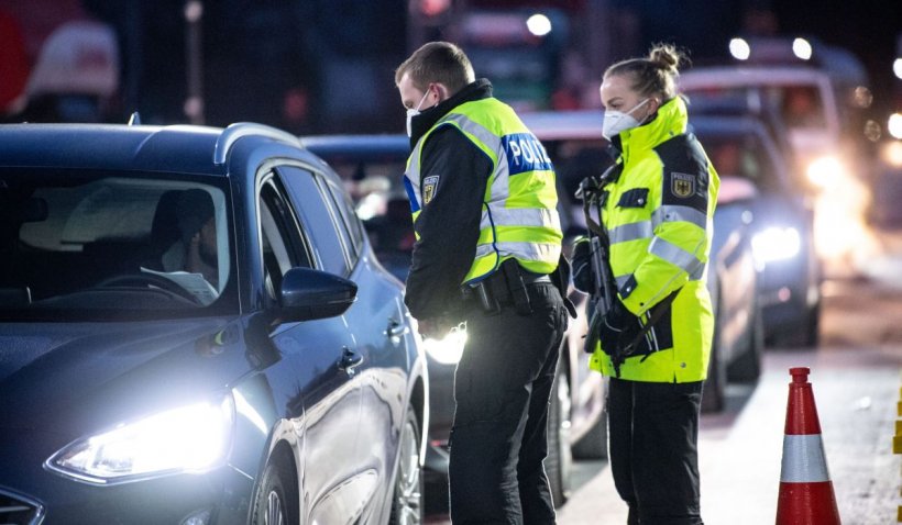 Doi români beți pulbere au fost prinși fără permis, împingând o mașină fără carburant pe autostradă, în Germania