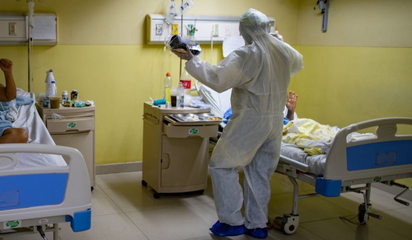 Bolnavi de COVID tratați cu muzică, la Spitalul Județean Reșița. Singurul meloterapeut atestat din România le cântă pacienților