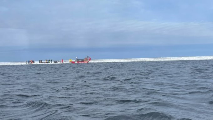 34 de persoane au rămas blocate pe o bucată plutitoare de gheață, la aproape doi kilometri de țărm, în SUA