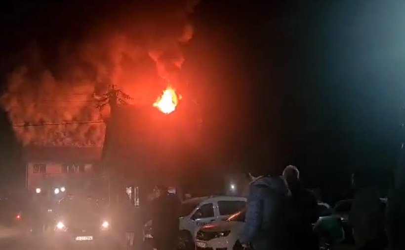 Incendiu puternic la acoperişul unui hotel din Rupea. O persoană cu atac de panică primeşte îngrijiri 