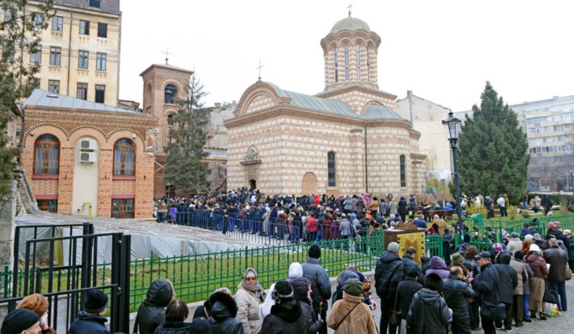 Ritualul celor 9 marți la Biserica Sfântul Anton din Bucureşti. Aici se află o icoană făcătoare de minuni pictată de Arsenie Boca