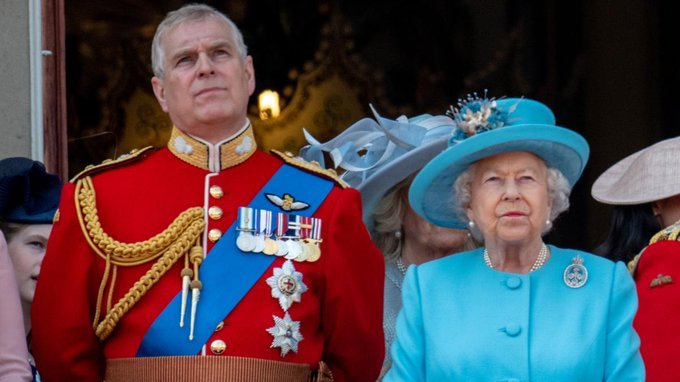 Regina Elisabeta i-a retras Prințului Andrew titlul de Alteță Regală și toate distincțiile militare