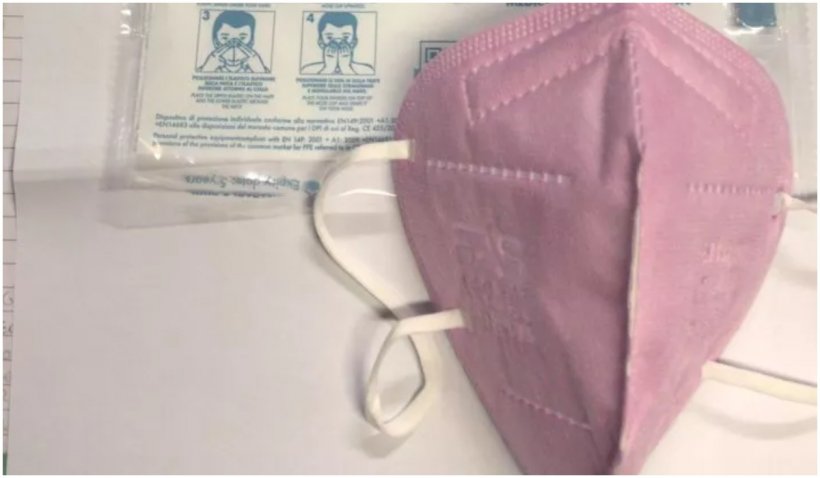 Polițiștii din mai multe orașe italiene au primit măşti de protecţie roz şi refuză să le poarte
