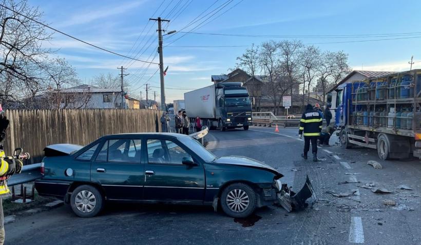 Un camion încărcat cu 200 de butelii s-a izbit de o mașină, în Prahova. Trafic blocat pe ambele sensuri