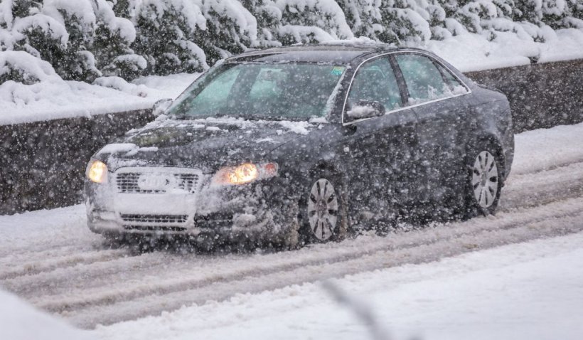 Infotrafic: Zăpada, ceața și vântul puternic afectează traficul auto și maritim