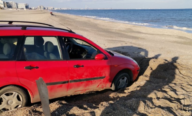 Amendă uriaşă pentru un șofer care a rămas cu mașina blocată pe o plajă din Constanța. "A vrut să simtă nisipul sub roți"