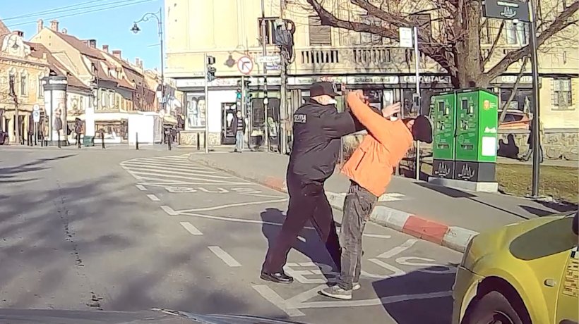 Polițist filmat când bate un om al străzii pentru că nu purta mască, în centrul Sibiului