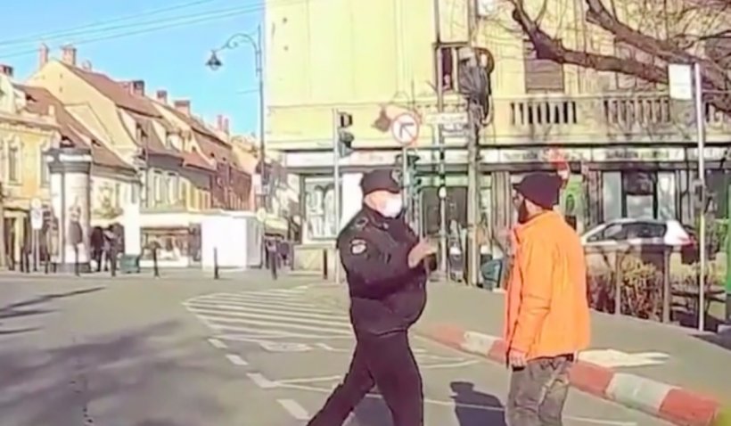 Polițistul sibian filmat când bătea un om al străzii este anchetat de superiori