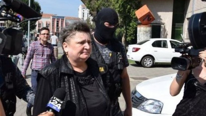 Angajata CEC Bank care a furat 1 milion de euro şi i-a donat la biserici, trimisă din nou în judecată 