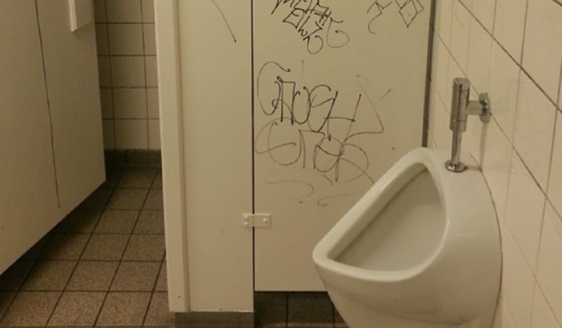 Doi elevi din Piatra Neamţ au fost filmaţi în timp ce întreţineau relaţii intime în toaleta liceului. Polițiștii fac cercetări