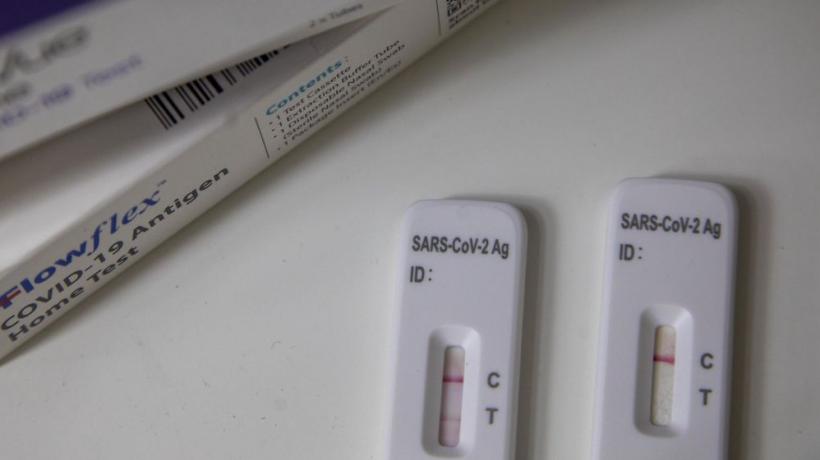 Simptome Omicron la persoanele vaccinate anti COVID. Semnele care arată că eşti infectat