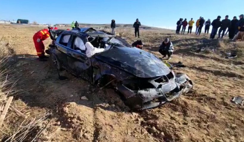 Doi oameni au murit după ce s-au răsturnat cu maşina pe câmp într-un accident la Nazarcea