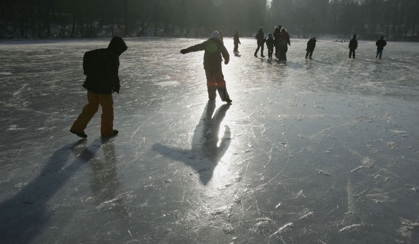 Trei copii au căzut într-un lac îngheţat în Dumbrăviţa, Braşov | Un copil a stat o oră sub gheaţă, în apa rece