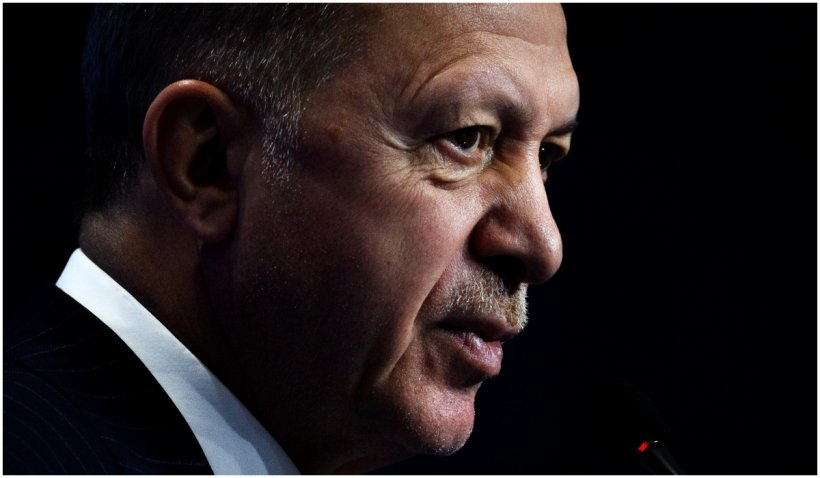 O jurnalistă celebră din Turcia a fost arestată sub acuzaţia că l-a insultat pe preşedintele Erdogan