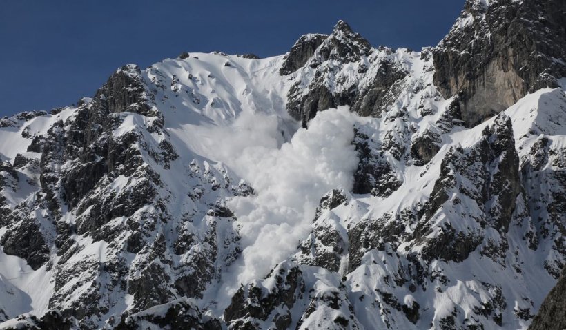 Alertă pentru turiștii aflați în Munții Bucegi, risc însemnat de avalanșă