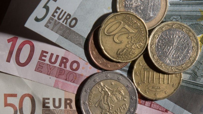 Euro sare de 5 lei! Doar patru bănci comerciale mai vând euro sub această valoare