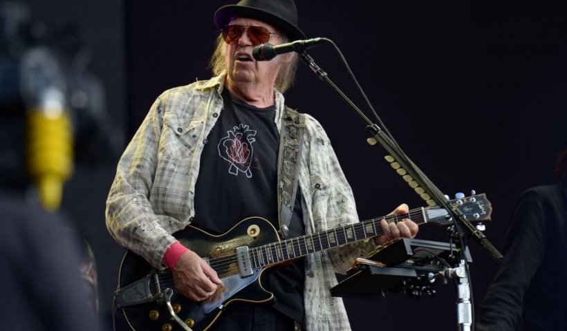 O platformă de streaming elimină cântecele celebrului rocker Neil Young, după o dispută cu un lider anti-vaccin