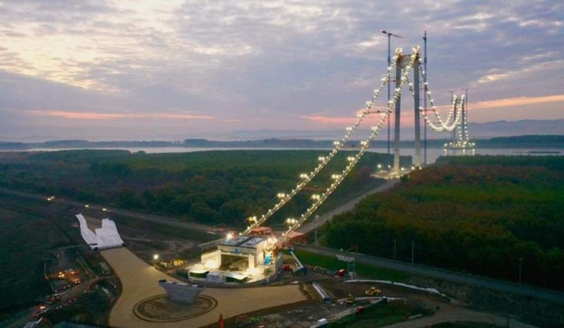 Lumina de pe podul suspendat de peste Dunăre nu a fost stinsă, anunţă constructorii podului
