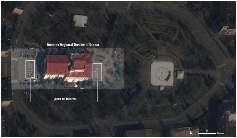 În fața teatrului bombardat din Mariupol era scris mare, în rusă cuvântul ”copii” | Teatrul adăpostea peste 100 de copii | Numărul victimelor e necunoscut