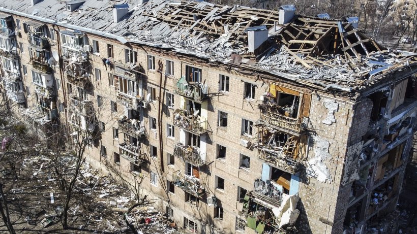 Filmul războiului în drama unei familii cu trei copii, rămasă captivă într-un oraş de lângă Kiev: "Au venit peste noi şi ne-au luat telefoanele. Erau explozii peste tot"