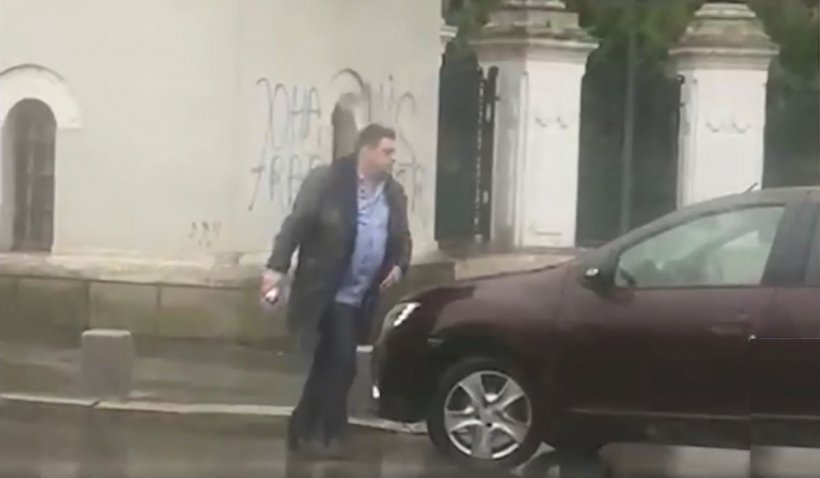 Marian Căpăţână a vandalizat gardul de la Palatul Cotroceni: "Iohannis, trădător"