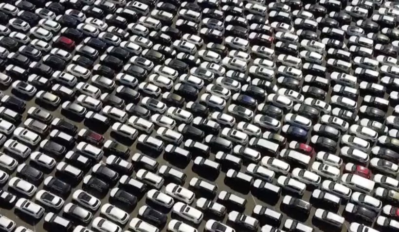 Imagini cu mii de mașini de lux, destinate rușilor, blocate într-un port din Belgia din cauza sancțiunilor împotriva Moscovei