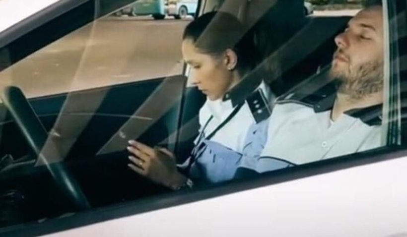 Polițist din București, filmat de un șofer în timp ce dormea în mașina de serviciu. "E somnicul bun?" / "Ce somn?"