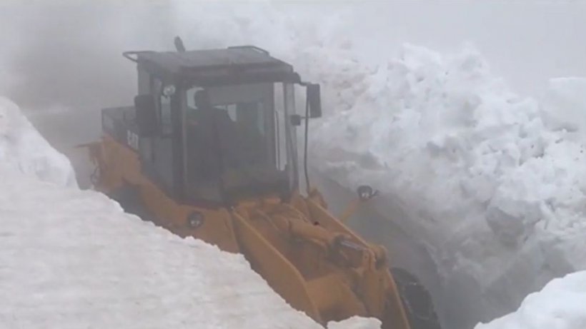 Zăpadă de 3 metri pe Transalpina! Drumarii au acţionat cu dificultate din cauza ceţii dese