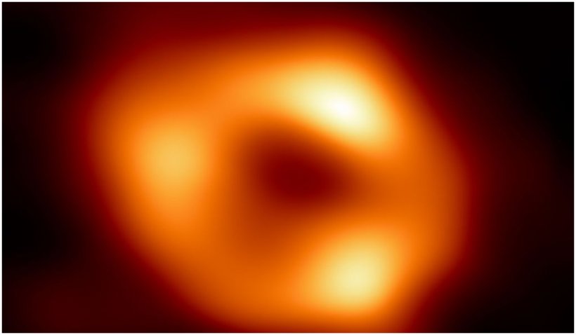 Prima imagine cu gaura neagră din centrul galaxiei noastre. Descoperirea revoluţionară, anunţată astăzi în SUA 