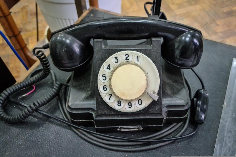 Ai acasă un telefon cu disc de pe vremea lui Ceaușescu? De necrezut cât a ajuns să coste acum