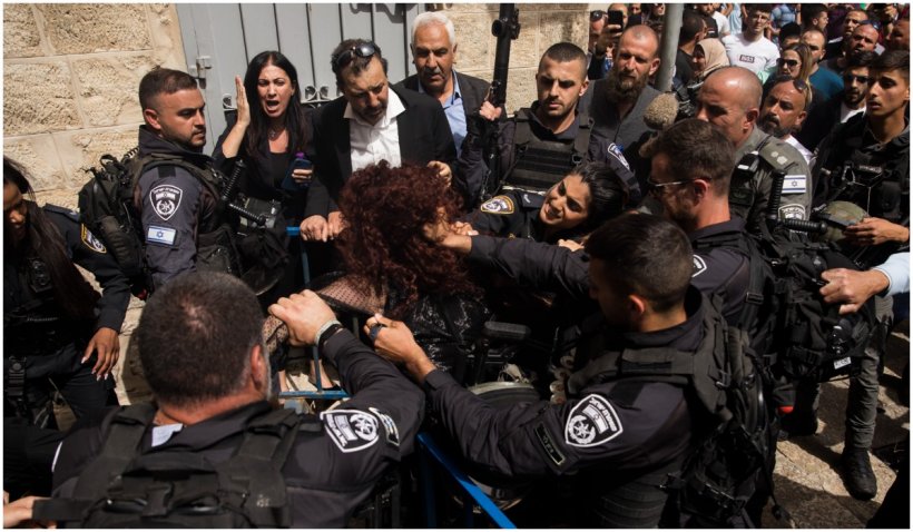 Oamenii îndoliați care au dus-o pe ultimul drum pe jurnalista Al Jazeera, au fost bătuți de forțele de ordine israeliene