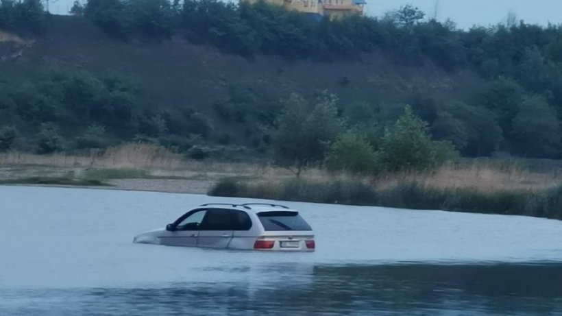Un şofer cu BMW a încercat să traverseze râul Bistriţa, dar a rămas blocat, înconjurat de apă