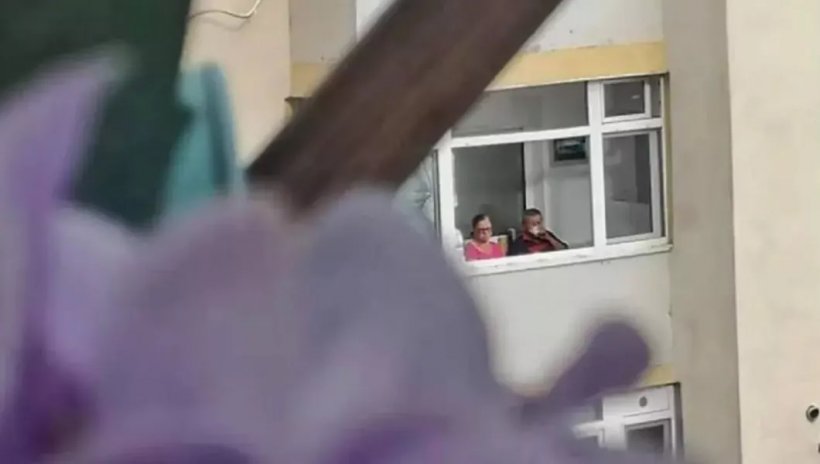 Doi bătrâni au devenit virali pe internet pentru ce fac zilnic pe balcon