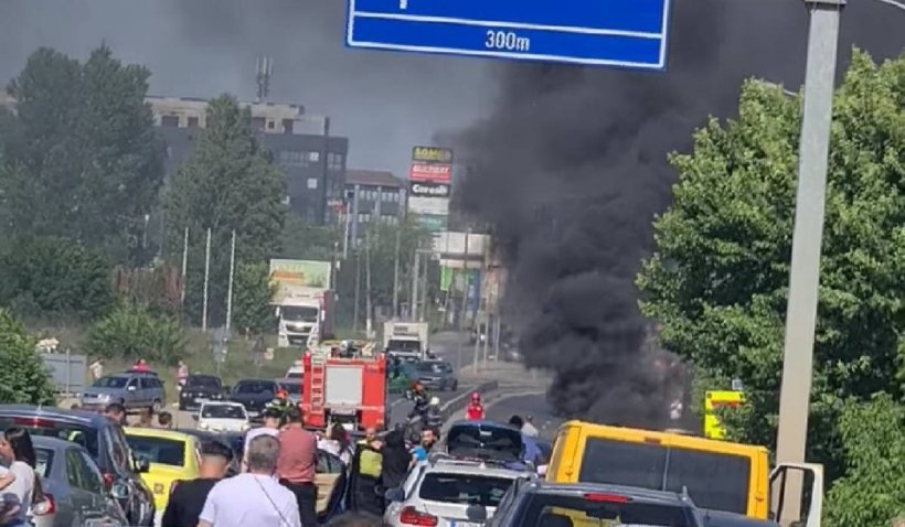 O mașină a luat foc în mers, în apropiere de București