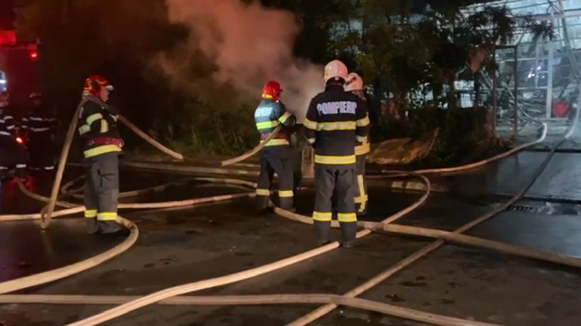Incendiu puternic la un service auto din Bucureşti. Pompierii intervin cu 10 autospeciale. Trafic restricţionat