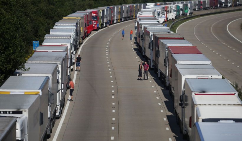 O şoferiţă româncă de TIR a rămas fără remorcă la camion pe o autostradă din Austria