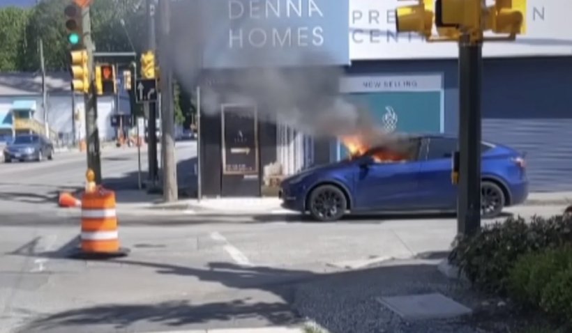 O mașină Tesla a luat foc în trafic și l-a blocat pe șofer înauntru. Bărbatul a spart geamul ca să scape cu viață