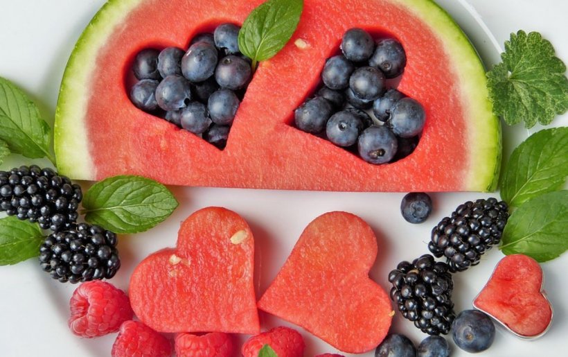 Fructul care poate afecta ficatul. Mulţi români îl consumă zilnic în această perioadă