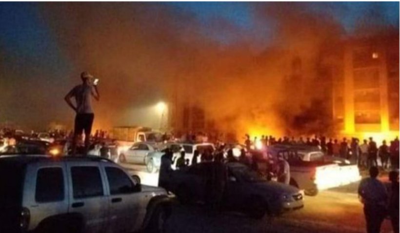 Protestatarii furioși din Libia au intrat în Parlament și au incendiat clădirea