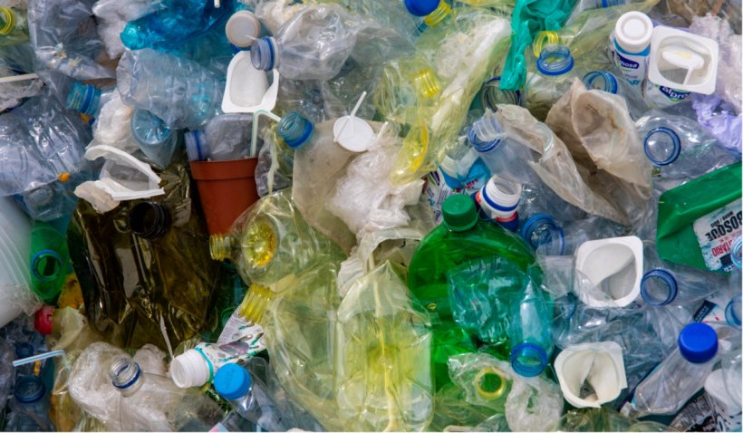 Țara care interzice plasticul de unică folosinţă pentru a combate poluarea