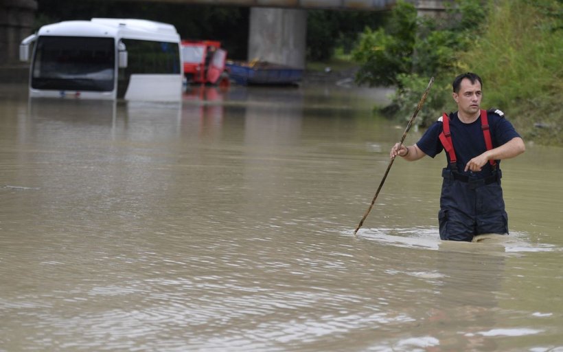 Vin puhoaiele: Avertizare de inundații pe râuri din patru judeţe