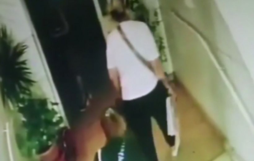O bătrână a fost jefuită în plină zi de două individe, într-un lift din Bucureşti. Furtul a fost surprins de camere