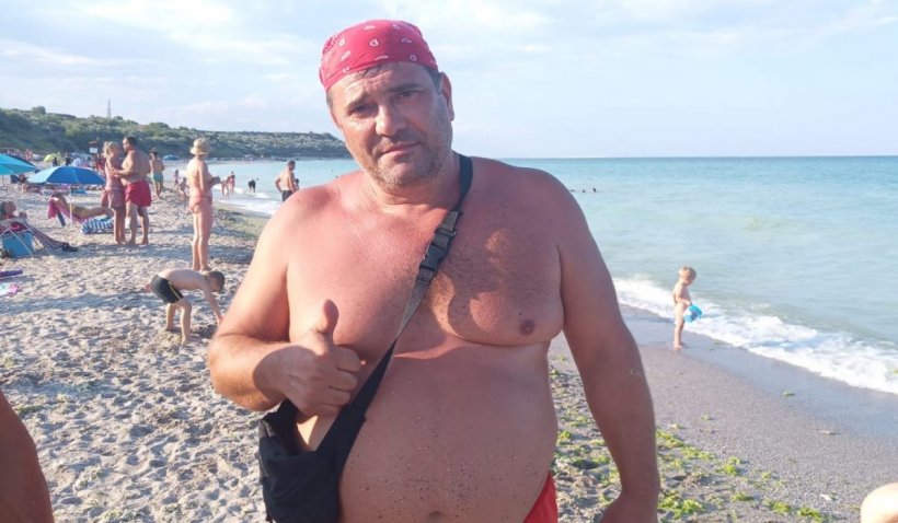 Bărbat aplaudat de zeci de oameni pe plaja Tuzla, după ce a salvat din ghearele morţii un tânăr care se îneca