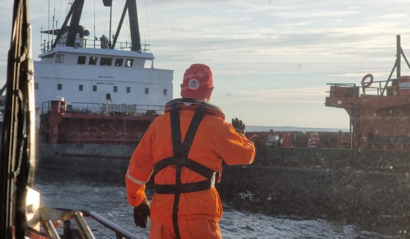Explozie la bordul unei nave de marfă, la Sulina! 12 marinari au fost evacuați, unul este rănit