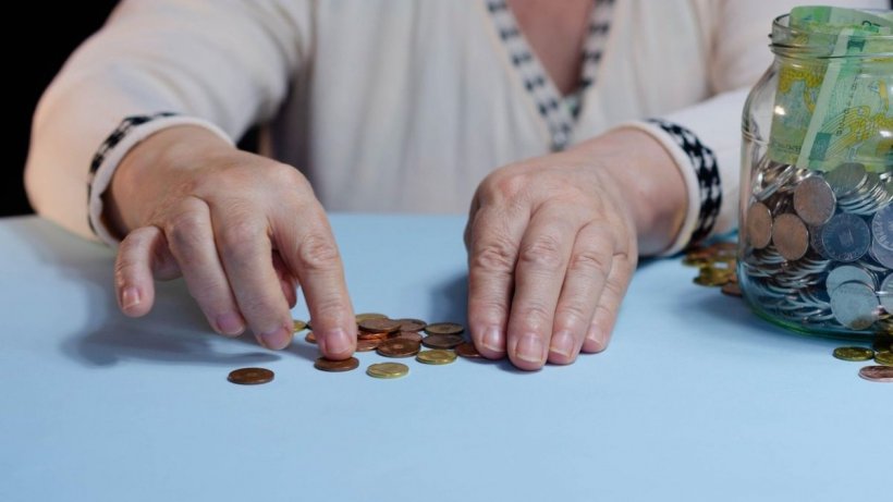 Bani în plus pentru pensionari, în octombrie! Ministerul Muncii a anunțat data la care poștașul îi livrează beneficiarilor