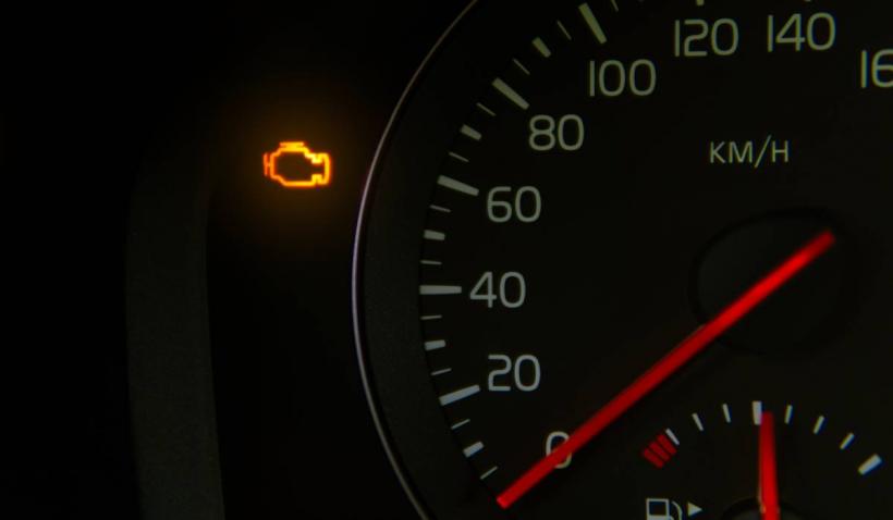 Cât poți merge cu mașina după ce s-a aprins check engine. Problemele pe care le semnalează acest martor