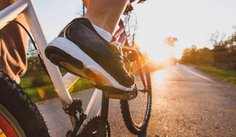 Codul Rutier 2023. Documentele pe care trebuie să le aibă asupra lor cei care se deplasează cu bicicleta sau cu mopedul
