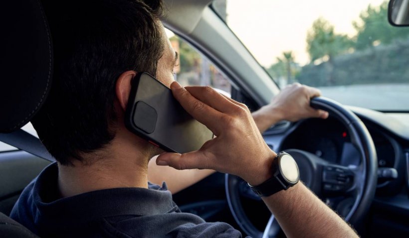 Amenda pe care o primesc șoferii care sunt prinși cu telefonul mobil la volan. Situația în care pot rămâne fără permis