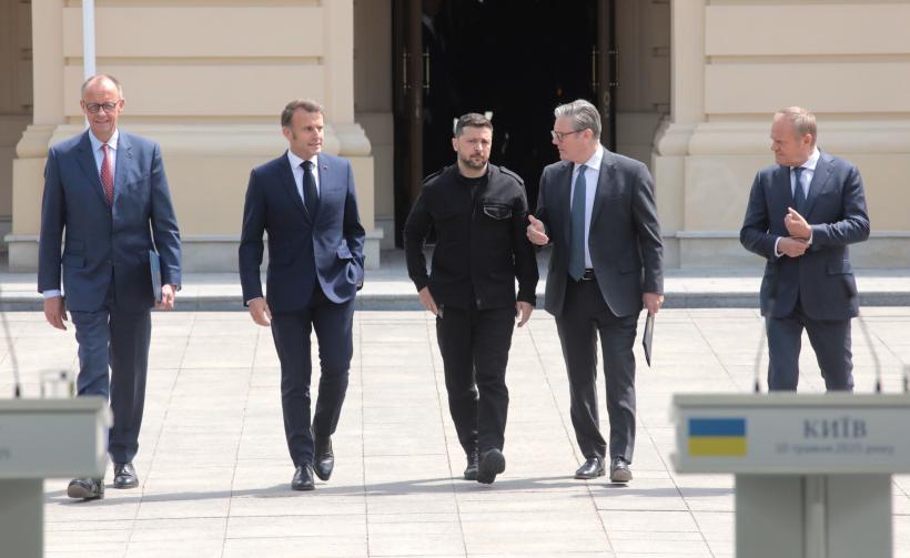 "Caută o cale, dar doar vrea să câştige timp". Macron atrage atenția că propunerea lui Putin de "negocieri directe" are un alt mesaj