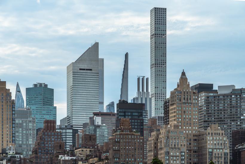 Milionarii dintr-un zgârie-nori din New York se plâng că trăiesc ca-n ghetou: le sar siguranțele, au igrasie și rămân blocați în lift
